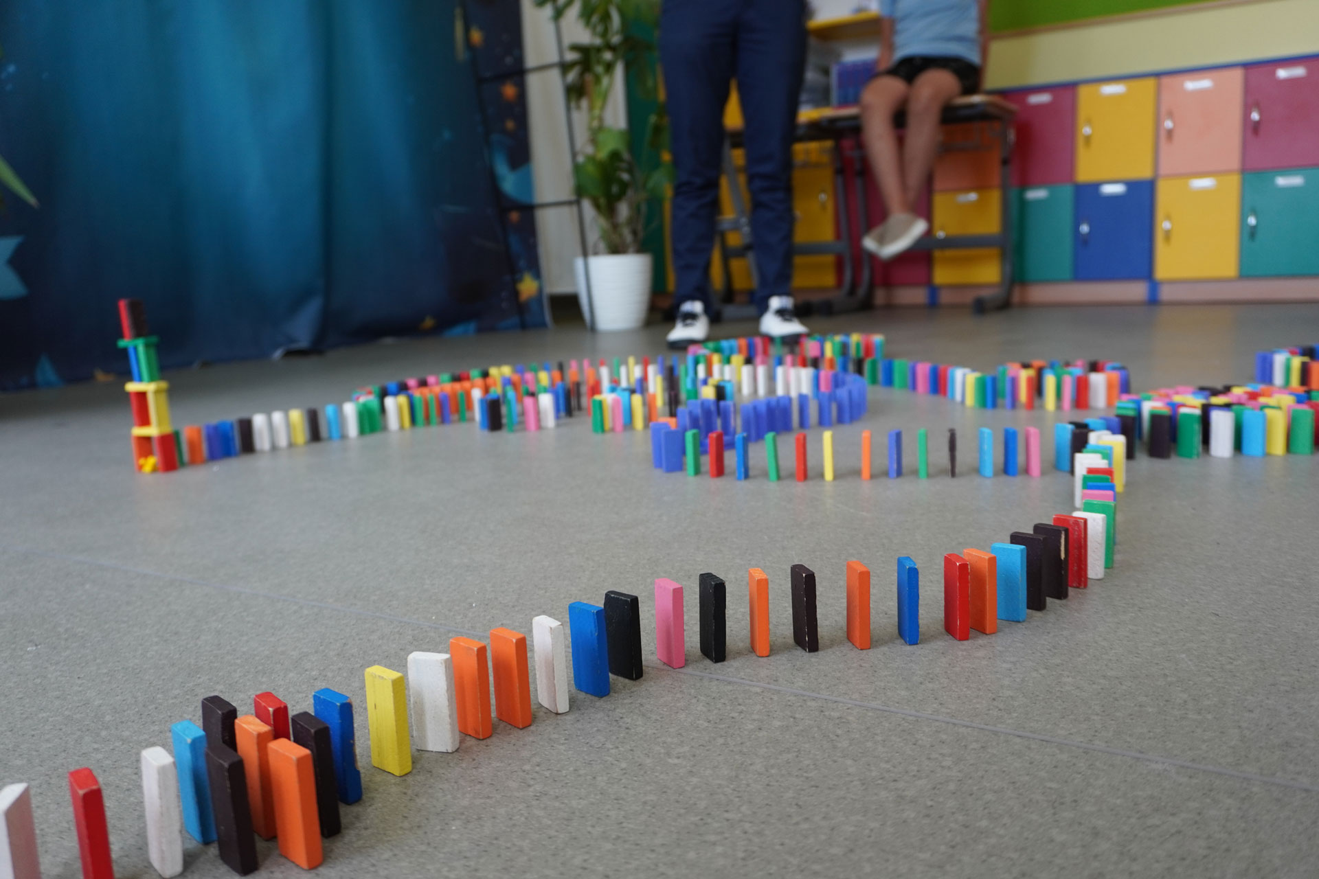 Uważna obecność - ukladanie-z-dzieckiem-klockow-domino,-budowanie-toru-z-domina.jpg
